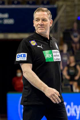 Handball, Maenner: Olympia-Qualifikation, Turnier, Gruppe 3, Algerien - Deutschland Trainer Alfred Gislason (Deutschland) lachend laechelnd gut gelaunt grinst grinsend Berlin Max-Schmeling-Halle Berlin Deutschland