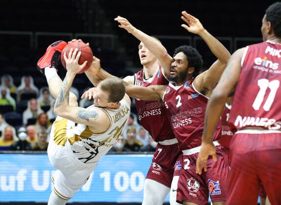 Löwen Braunschweig vs Chemnitz, BBL Braunschweig, 14.03.2021, BASKETBALL - easyCredit BBL Basketball Bundesliga, Löwen Braunschweig vs. Niners Chemnitz, Saison 2020 21. Amas Velicka (Löwen Braunschweig) , Terrel Harris (Niners Chemnitz), Jonas Richter (Niners Chemnitz) Braunschweig