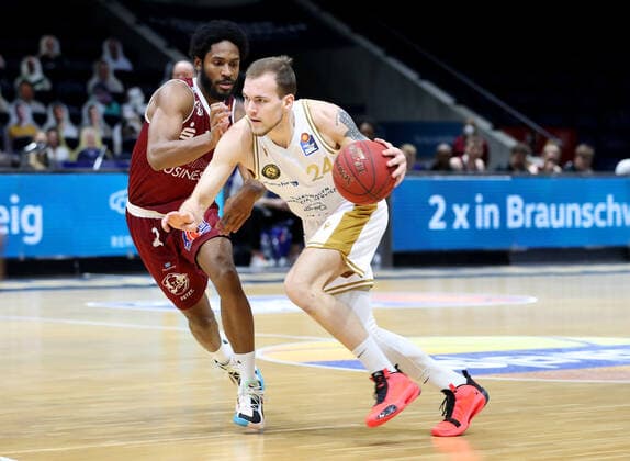 Löwen Braunschweig vs Chemnitz, BBL Braunschweig, 14.03.2021, BASKETBALL - easyCredit BBL Basketball Bundesliga, Löwen Braunschweig vs. Niners Chemnitz, Saison 2020 21. Terrel Harris (Niners Chemnitz), Amas Velicka (Löwen Braunschweig) Braunschweig