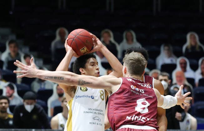 Löwen Braunschweig vs Chemnitz, BBL Braunschweig, 14.03.2021, BASKETBALL - easyCredit BBL Basketball Bundesliga, Löwen Braunschweig vs. Niners Chemnitz, Saison 2020 21. James Robinson (Löwen Braunschweig), Jan Niklas Wimberg (Niners Chemnitz) Braunschweig