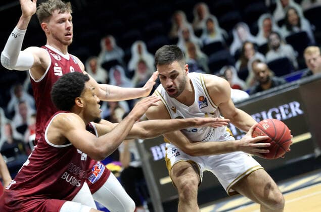 Löwen Braunschweig vs Chemnitz, BBL Braunschweig, 14.03.2021, BASKETBALL - easyCredit BBL Basketball Bundesliga, Löwen Braunschweig vs. Niners Chemnitz, Saison 2020 21. George King (Niners Chemnitz), Benedikt Turudic (Löwen Braunschweig) Braunschweig