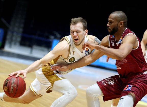 Löwen Braunschweig vs Chemnitz, BBL Braunschweig, 14.03.2021, BASKETBALL - easyCredit BBL Basketball Bundesliga, Löwen Braunschweig vs. Niners Chemnitz, Saison 2020 21. Amas Velicka (Löwen Braunschweig), Virgil Matthews (Niners Chemnitz) Braunschweig