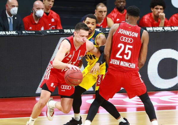 31 Zan Mark Sisko und 25 JaJuan Johnson (FCBB) gegen 25 Phil Pressey(Oldenburg) Basketball, 1. Bundesliga, BBL, FC Bayern München vs. EWE Baskets Oldenburg im Audi Dome, 14.03.2021 FOTO: Mladen Lackovic LakoPress