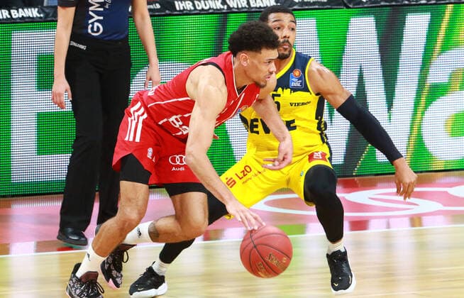 2 Wade Baldwin (FCBB) rot gegen 25 Phil Pressey (Oldenburg) Basketball, 1. Bundesliga, BBL, FC Bayern München vs. EWE Baskets Oldenburg im Audi Dome, 14.03.2021 FOTO: Mladen Lackovic LakoPress
