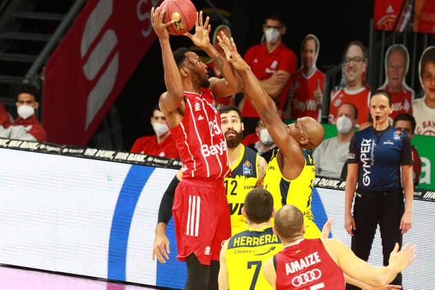 25 JaJuan Johnson (FCBB) rot gegen 23 Rickey Paulding, 7 Sebastian Herrera (Oldenburg) Basketball, 1. Bundesliga, BBL, FC Bayern München vs. EWE Baskets Oldenburg im Audi Dome, 14.03.2021 FOTO: Mladen Lackovic LakoPress