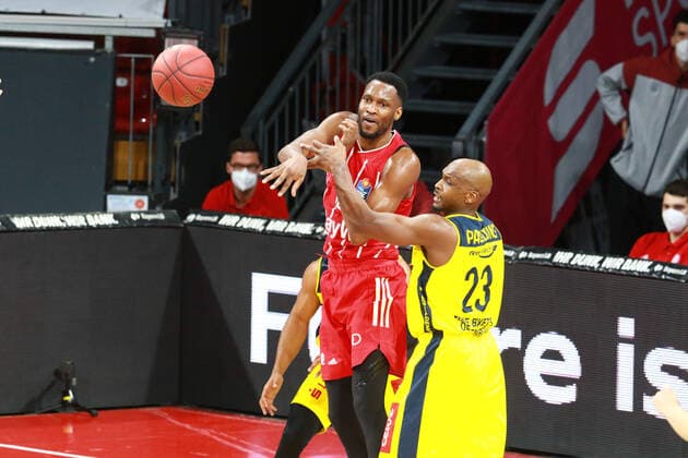 25 JaJuan Johnson (FCBB) rot gegen 23 Rickey Paulding (Oldenburg) Basketball, 1. Bundesliga, BBL, FC Bayern München vs. EWE Baskets Oldenburg im Audi Dome, 14.03.2021 FOTO: Mladen Lackovic LakoPress
