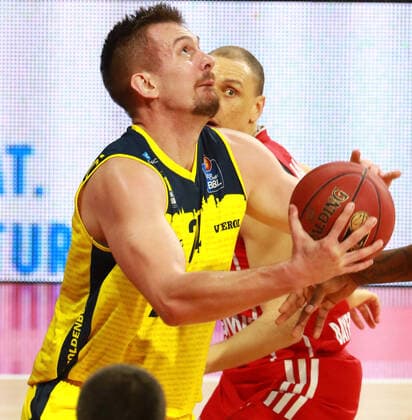 15 Robin Amaize (FCBB) gegen 24 RaÅ¡id MahalbaÅ¡iÄ‡ (Oldenburg) Basketball, 1. Bundesliga, BBL, FC Bayern München vs. EWE Baskets Oldenburg im Audi Dome, 14.03.2021 FOTO: Mladen Lackovic LakoPress