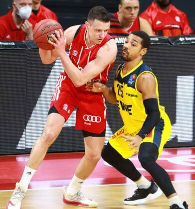 31 Zan Mark Sisko (FCBB) gegen 25 Phil Pressey (Oldenburg) Basketball, 1. Bundesliga, BBL, FC Bayern München vs. EWE Baskets Oldenburg im Audi Dome, 14.03.2021 FOTO: Mladen Lackovic LakoPress