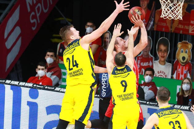 16 Paul Zipser (FCBB) gegen 24 RaÅ¡id MahalbaÅ¡iÄ‡, 9 Karsten Tadda, (Oldenburg) Basketball, 1. Bundesliga, BBL, FC Bayern München vs. EWE Baskets Oldenburg im Audi Dome, 14.03.2021 FOTO: Mladen Lackovic LakoPress
