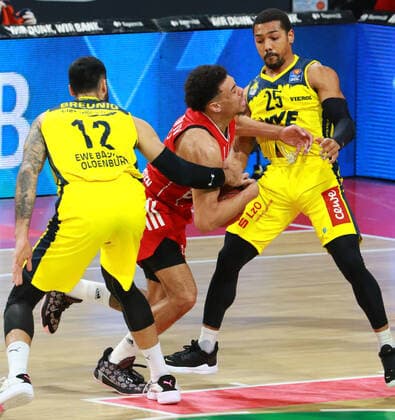 2 Wade Baldwin (FCBB) gegen gestoppt von 25 Phil Pressey, 12 Martin Breunig (Oldenburg) Basketball, 1. Bundesliga, BBL, FC Bayern München vs. EWE Baskets Oldenburg im Audi Dome, 14.03.2021 FOTO: Mladen Lackovic LakoPress