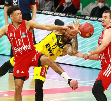 2 Wade Baldwin li. und 16 Paul Zipser (FCBB) gegen 12 Martin Breunig (Oldenburg) Basketball, 1. Bundesliga, BBL, FC Bayern München vs. EWE Baskets Oldenburg im Audi Dome, 14.03.2021 FOTO: Mladen Lackovic LakoPress