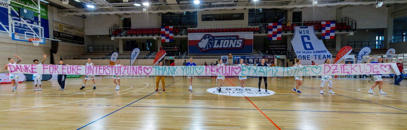 Die Lions bedanken sich für die Unterstützung GISA Lions SV Halle vs. GiroLive Panthers Osnabrück Basketball - 1. Bundesliga - ERDGAS Sportarena Halle (Saale) 14.03.2021 Foto: Holger John Sachsen-Anhalt Deutschland ERDGAS Sportarena Halle Saale