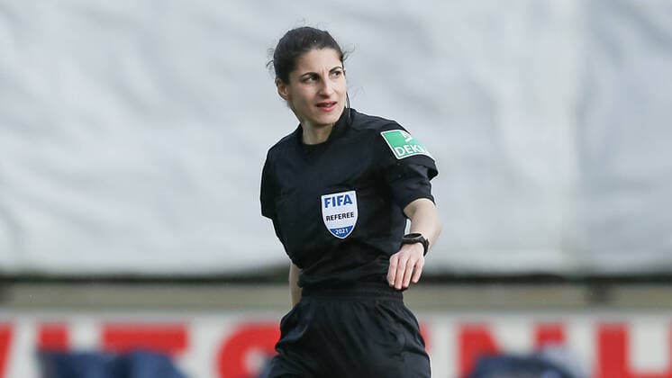 v.li.: FIFA-Schiedsrichterin Dr. Riem Hussein Portrait, Nahaufnahme, Einzelfoto, Einzelbild, gibt Anweisungen, gestikuliert, mit den Armen gestikulieren, DIE DFB-RICHTLINIEN UNTERSAGEN JEGLICHE NUTZUNG VON FOTOS ALS SEQUENZBILDER UND ODER VIDEOÄHNLICHE FOTOSTRECKEN. DFB REGULATIONS PROHIBIT ANY USE OF PHOTOGRAPHS AS IMAGE SEQUENCES AN OR QUASI-VIDEO., 14.03.2021, Bremen (Deutschland), Fussball, Flyeralarm Frauen-Bundesliga, SV Werder Bremen - TSG 1899 Hoffenheim