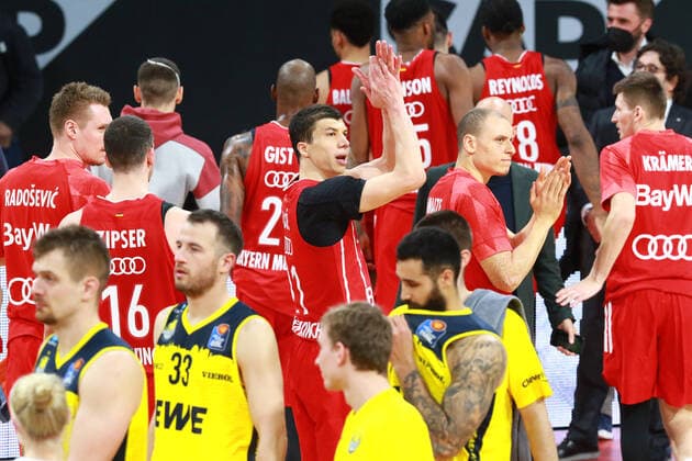 Jubel (FCBB) rot und Frust (Oldenburg) gelb nach dem Spielende. Spieler 11 Vladimir Lucic, 15 Robin Amaize, FCB und 12 Martin Breunig, 33 Philipp Schwethelm Basketball, 1. Bundesliga, BBL, FC Bayern München vs. EWE Baskets Oldenburg im Audi Dome, 14.03.2021 FOTO: Mladen Lackovic LakoPress