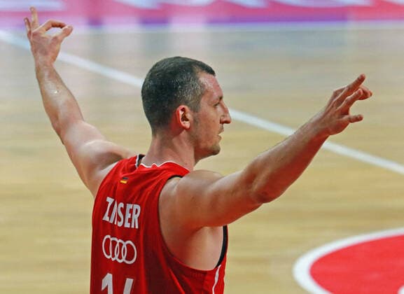 16 Paul Zipser (FCBB) bejubelt seinen Treffer wenige Sekunden vor Spielende. Jubel, Freude, Glück Basketball, 1. Bundesliga, BBL, FC Bayern München vs. EWE Baskets Oldenburg im Audi Dome, 14.03.2021 FOTO: Mladen Lackovic LakoPress