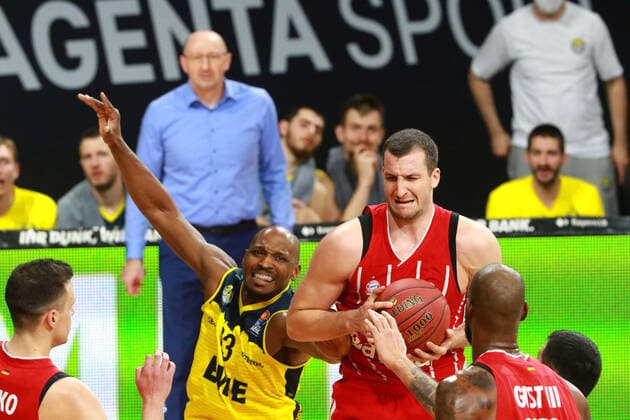 Sport Bilder des Tages 16 Paul Zipser (FCBB) im Kampf gegen 23 Rickey Paulding (Oldenburg) Basketball, 1. Bundesliga, BBL, FC Bayern München vs. EWE Baskets Oldenburg im Audi Dome, 14.03.2021 FOTO: Mladen Lackovic LakoPress