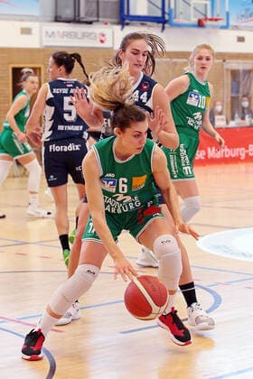 14.03.2021, xovx, Basketball Damen 1. Bundesliga, BC Pharmaserv Marburg - XCYDE Angels Nördlingen v.l. Magaly Meynadier (XCYDE Angels Nördlingen), Theresa Simon (BC Pharmaserv Marburg), Victoria Rose Waldner (XCYDE Angels Nördlingen), Hanna Crymble (BC Pharmaserv Marburg) Marburg Sporthalle Georg-Gaßmann-Stadion Hessen Deutschland (DE)