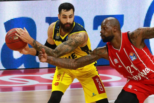 21 James Gist (FCBB) rot gegen 12 Martin Breunig (Oldenburg) gelb Basketball, 1. Bundesliga, BBL, FC Bayern München vs. EWE Baskets Oldenburg im Audi Dome, 14.03.2021 FOTO: Mladen Lackovic LakoPress