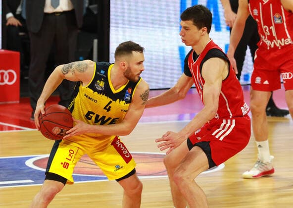 Aktion, Zweikampf (FCBB) gegen 4 Keith Hornsby (Oldenburg) Basketball, 1. Bundesliga, BBL, FC Bayern München vs. EWE Baskets Oldenburg im Audi Dome, 14.03.2021 FOTO: Mladen Lackovic LakoPress