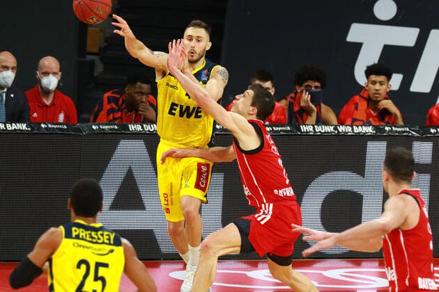 Aktion, Zweikampf (FCBB) gegen 4 Keith Hornsby (Oldenburg) Basketball, 1. Bundesliga, BBL, FC Bayern München vs. EWE Baskets Oldenburg im Audi Dome, 14.03.2021 FOTO: Mladen Lackovic LakoPress