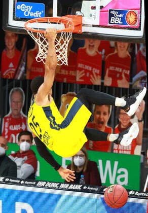 25 Phil Pressey (Oldenburg) trifft per Dunk, Dunking Basketball, 1. Bundesliga, BBL, FC Bayern München vs. EWE Baskets Oldenburg im Audi Dome, 14.03.2021 FOTO: Mladen Lackovic LakoPress