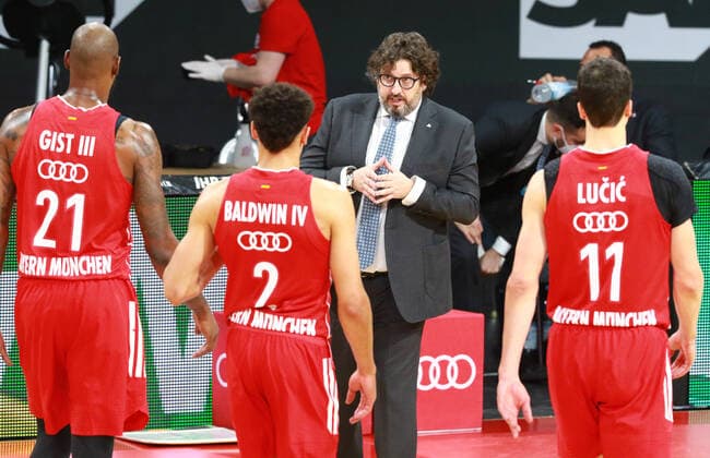 Trainer Andrea Trinchieri (FCBB) und seine Spieler, Mannschaft Basketball, 1. Bundesliga, BBL, FC Bayern München vs. EWE Baskets Oldenburg im Audi Dome, 14.03.2021 FOTO: Mladen Lackovic LakoPress