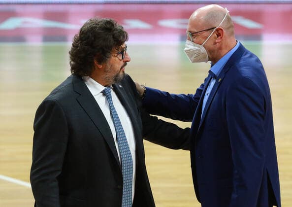 Trainer Andrea Trinchieri (FCBB) li. und Kollege Trainer Mladen DrijenÄiÄ‡ (Oldenburg) verabschieden sich am Spielende Basketball, 1. Bundesliga, BBL, FC Bayern München vs. EWE Baskets Oldenburg im Audi Dome, 14.03.2021 FOTO: Mladen Lackovic LakoPress