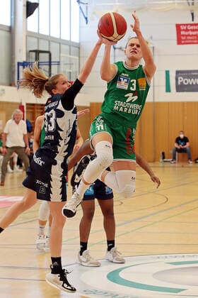 14.03.2021, xovx, Basketball Damen 1. Bundesliga, BC Pharmaserv Marburg - XCYDE Angels Nördlingen v.l. Anneke Schlüter (XCYDE Angels Nördlingen), Respect Leaphart (XCYDE Angels Nördlingen), Alexandra Wilke (BC Pharmaserv Marburg) Marburg Sporthalle Georg-Gaßmann-Stadion Hessen Deutschland (DE)