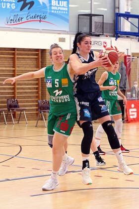 14.03.2021, xovx, Basketball Damen 1. Bundesliga, BC Pharmaserv Marburg - XCYDE Angels Nördlingen v.l. Maria-Angelina Sola (BC Pharmaserv Marburg), Julia Köppl (XCYDE Angels Nördlingen) Marburg Sporthalle Georg-Gaßmann-Stadion Hessen Deutschland (DE)