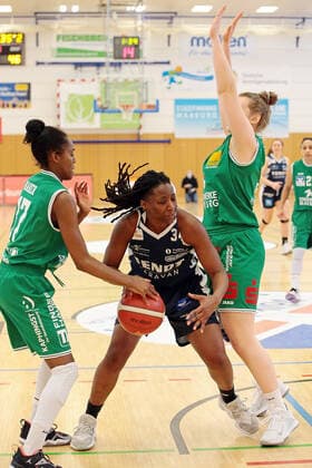 14.03.2021, xovx, Basketball Damen 1. Bundesliga, BC Pharmaserv Marburg - XCYDE Angels Nördlingen v.l. Tonisha Baker (BC Pharmaserv Marburg), Respect Leaphart (XCYDE Angels Nördlingen), Maria-Angelina Sola (BC Pharmaserv Marburg) Marburg Sporthalle Georg-Gaßmann-Stadion Hessen Deutschland (DE)