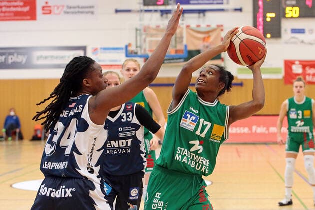 14.03.2021, xovx, Basketball Damen 1. Bundesliga, BC Pharmaserv Marburg - XCYDE Angels Nördlingen v.l. Respect Leaphart (XCYDE Angels Nördlingen), Anneke Schlüter (XCYDE Angels Nördlingen), Tonisha Baker (BC Pharmaserv Marburg) Marburg Sporthalle Georg-Gaßmann-Stadion Hessen Deutschland (DE)