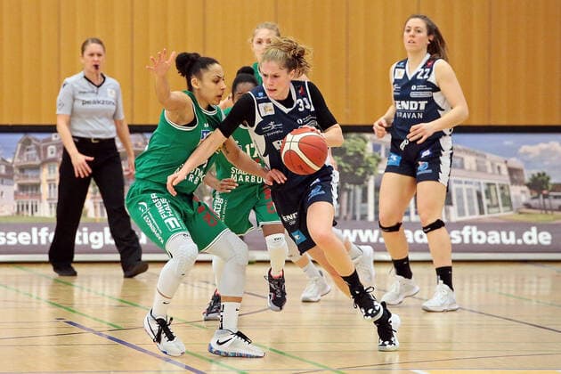 14.03.2021, xovx, Basketball Damen 1. Bundesliga, BC Pharmaserv Marburg - XCYDE Angels Nördlingen v.l. Rachel Arthur (BC Pharmaserv Marburg), Tonisha Baker (BC Pharmaserv Marburg), Hanna Crymble (BC Pharmaserv Marburg), Anneke Schlüter (XCYDE Angels Nördlingen), Laura Geiselsöder (XCYDE Angels Nördlingen) Marburg Sporthalle Georg-Gaßmann-Stadion Hessen Deutschland (DE)