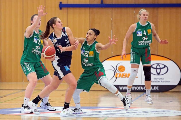 14.03.2021, xovx, Basketball Damen 1. Bundesliga, BC Pharmaserv Marburg - XCYDE Angels Nördlingen v.l. Johanna Klug (BC Pharmaserv Marburg), Victoria Rose Waldner (XCYDE Angels Nördlingen), Rachel Arthur (BC Pharmaserv Marburg), Marie Bertholdt (BC Pharmaserv Marburg) Marburg Sporthalle Georg-Gaßmann-Stadion Hessen Deutschland (DE)