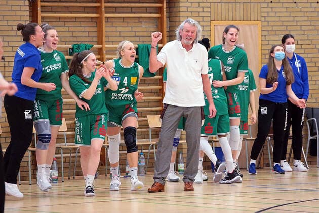 14.03.2021, xovx, Basketball Damen 1. Bundesliga, BC Pharmaserv Marburg - XCYDE Angels Nördlingen Jubel bei den Spielerinnen des BC Marburg und Head Coach Christoph Wysocki (BC Pharmaserv Marburg) nach dem 68:60 Sieg gegen Nördlingen Marburg Sporthalle Georg-Gaßmann-Stadion Hessen Deutschland (DE)