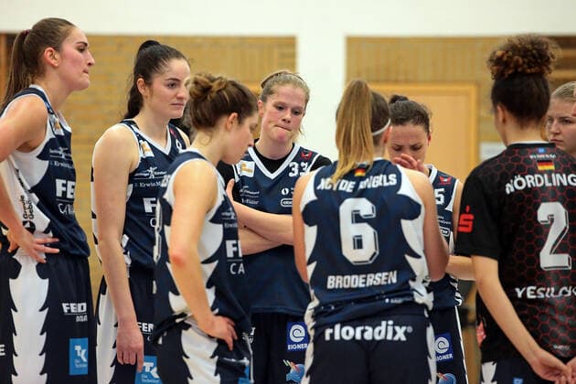 14.03.2021, xovx, Basketball Damen 1. Bundesliga, BC Pharmaserv Marburg - XCYDE Angels Nördlingen Enttäuschte Nördlinger Spielerinnen nach der 60:68 Niederlage in Marburg. Marburg Sporthalle Georg-Gaßmann-Stadion Hessen Deutschland (DE)