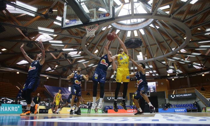 Ludwigsburg , Basketball easyCredit BBL Bundesliga , HAKRO Merlins Crailsheim vs. MHP Riesen Ludwigsburg , von links: Bogdan Radosavljevic ( Merlins ) Jonas Wohlfarth-Bottermann ( Riesen ) , Übersicht Hohenlohe Arena