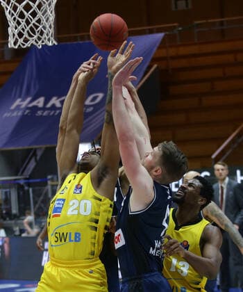 Ludwigsburg , Basketball easyCredit BBL Bundesliga , HAKRO Merlins Crailsheim vs. MHP Riesen Ludwigsburg , von links: Desi Rodriguez ( Riesen ) Fabian Bleck ( Merlins )