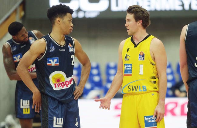 Ludwigsburg , Basketball easyCredit BBL Bundesliga , HAKRO Merlins Crailsheim vs. MHP Riesen Ludwigsburg , von links: Trae Bell - Haynes ( Merlins ) Jordan Hulls ( Riesen )