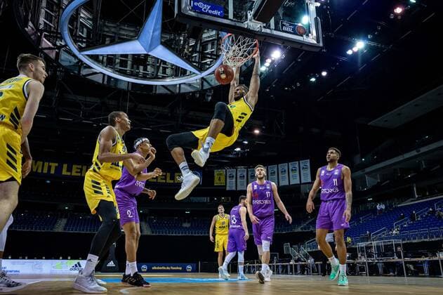 Basketball Berlin 14.03.2021 Saison 2020 2021 1. Bundesliga easyCredit BBL Alba Berlin - BG Göttingen Johannes Thiemann (Alba Berlin, No.32) Mathis Mönninghoff (Göttingen, No.17) Marvin Omuvwie (Göttingen, No.11) Nelson Weidemann (Göttingen, No.02) Louis Olinde (Alba Berlin, No.19)