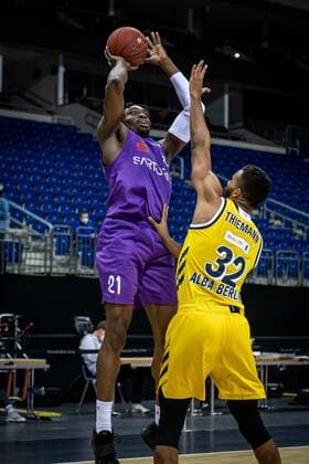 Basketball Berlin 14.03.2021 Saison 2020 2021 1. Bundesliga easyCredit BBL Alba Berlin - BG Göttingen Tai Odiase (Göttingen, No.21) Johannes Thiemann (Alba Berlin, No.32)