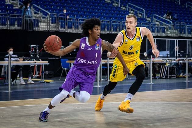 Basketball Berlin 14.03.2021 Saison 2020 2021 1. Bundesliga easyCredit BBL Alba Berlin - BG Göttingen Deishuan Booker (Göttingen, No.01) Niels Giffey (Alba Berlin, No.05)