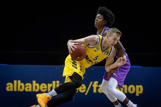 Basketball Berlin 14.03.2021 Saison 2020 2021 1. Bundesliga easyCredit BBL Alba Berlin - BG Göttingen Niels Giffey (Alba Berlin, No.05) Deishuan Booker (Göttingen, No.01)