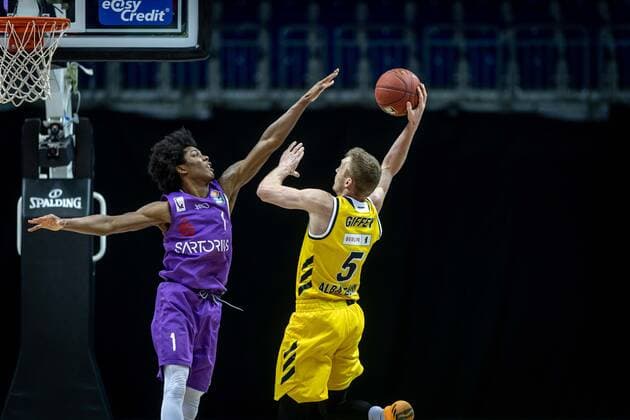 Basketball Berlin 14.03.2021 Saison 2020 2021 1. Bundesliga easyCredit BBL Alba Berlin - BG Göttingen Niels Giffey (Alba Berlin, No.05) Deishuan Booker (Göttingen, No.01)
