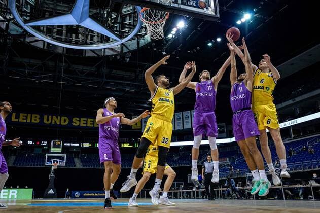Basketball Berlin 14.03.2021 Saison 2020 2021 1. Bundesliga easyCredit BBL Alba Berlin - BG Göttingen Malte Delow (Alba Berlin, No.06) Marvin Omuvwie (Göttingen, No.11) Mathis Mönninghoff (Göttingen, No.17) Johannes Thiemann (Alba Berlin, No.32)