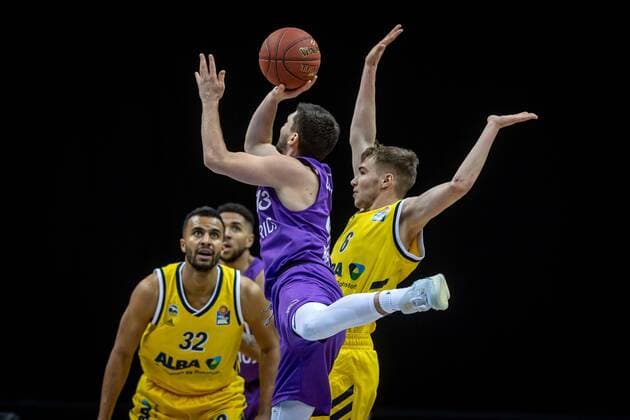 Basketball Berlin 14.03.2021 Saison 2020 2021 1. Bundesliga easyCredit BBL Alba Berlin - BG Göttingen Rihards Lomazs (Göttingen, No.13) Malte Delow (Alba Berlin, No.06)