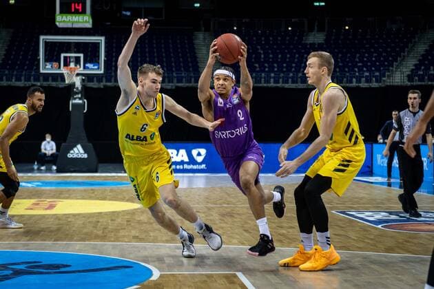 Basketball Berlin 14.03.2021 Saison 2020 2021 1. Bundesliga easyCredit BBL Alba Berlin - BG Göttingen Nelson Weidemann (Göttingen, No.02) Malte Delow (Alba Berlin, No.06) Niels Giffey (Alba Berlin, No.05)