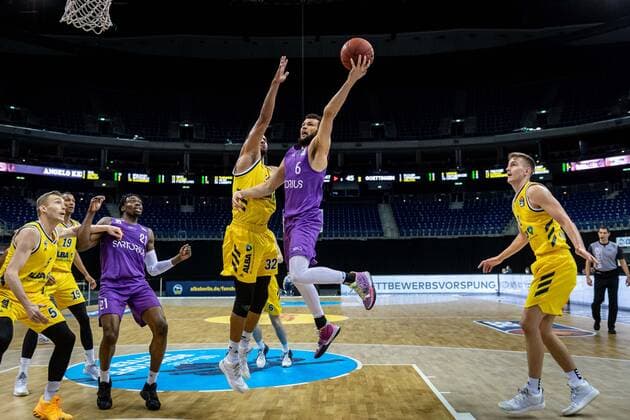 Basketball Berlin 14.03.2021 Saison 2020 2021 1. Bundesliga easyCredit BBL Alba Berlin - BG Göttingen Luke Nelson (Göttingen, No.06) Johannes Thiemann (Alba Berlin, No.32)