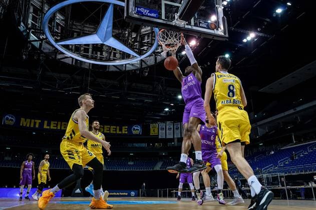 Basketball Berlin 14.03.2021 Saison 2020 2021 1. Bundesliga easyCredit BBL Alba Berlin - BG Göttingen Tai Odiase (Göttingen, No.21) Marcus Eriksson (Alba Berlin, No.08) Niels Giffey (Alba Berlin, No.05)