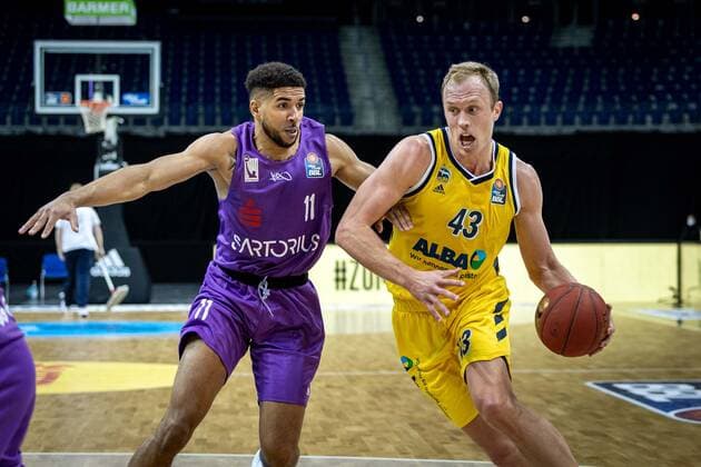 Basketball Berlin 14.03.2021 Saison 2020 2021 1. Bundesliga easyCredit BBL Alba Berlin - BG Göttingen Luke Sikma (Alba Berlin, No.43) Marvin Omuvwie (Göttingen, No.11)