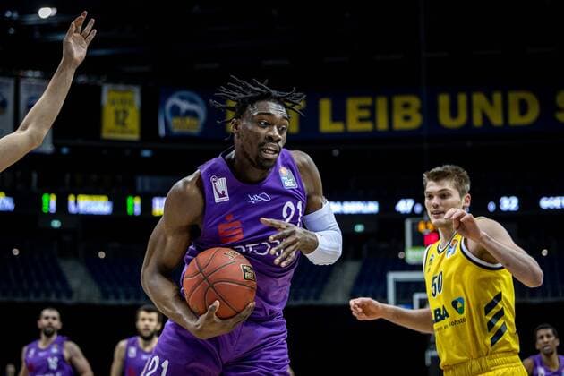 Basketball Berlin 14.03.2021 Saison 2020 2021 1. Bundesliga easyCredit BBL Alba Berlin - BG Göttingen Tai Odiase (Göttingen, No.21) Ben Lammers (Alba Berlin, No.50)